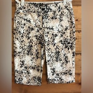 EUC Size 8 Nine West knee shorts